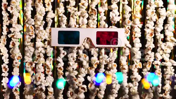 3D眼镜闪烁的花环和很多油炸爆米花从爆米花到电影新闻的背景视频的预览图