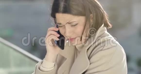 悲伤的白人黑发女人在电话里说话的特写照片有压力的女商人视频的预览图