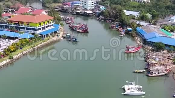 为泰国渔民停泊的船观景台视频的预览图