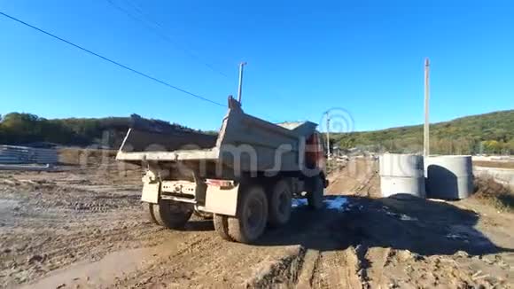 一辆卡车正在施工中卡车的大轮子正穿过沼泽地视频的预览图