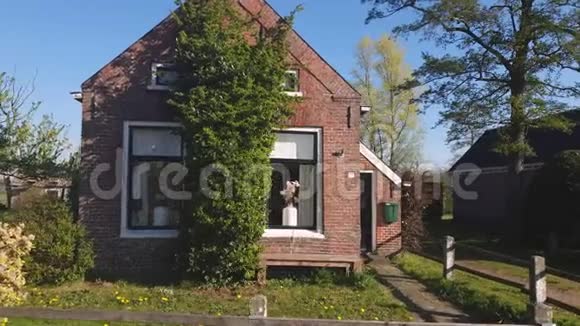 荷兰村小红砖房荷兰一个小村庄美丽的街道视频的预览图