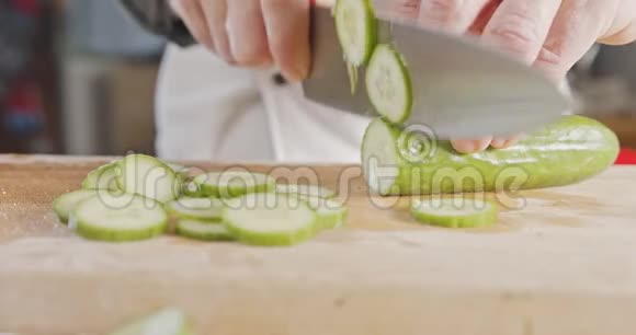 慢动作切黄瓜的厨师刀视频的预览图