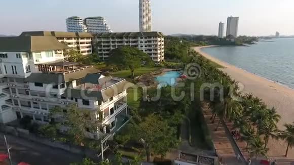 泰国海滩上的绿松石游泳池视频的预览图