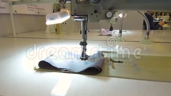 用线缝制衣服的针视频的预览图