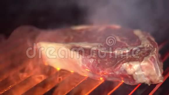 一块烤牛排一块美味的肉被烤了火焰燃烧牛排视频的预览图
