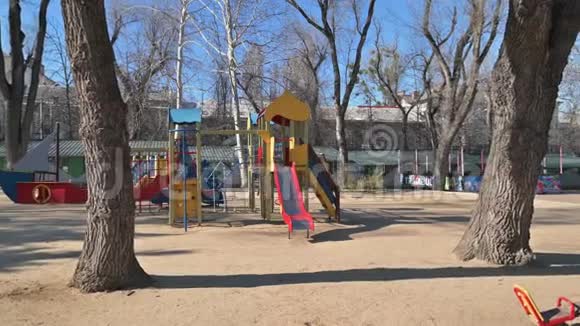 紧急状态期间摩尔多瓦基希讷乌中心大教堂广场公园内的空儿童游乐场视频的预览图