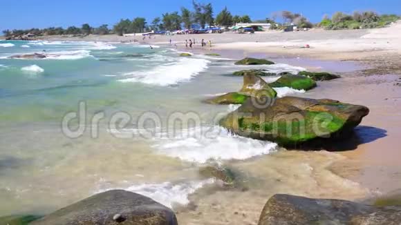 五颜六色的砾石湾上美丽的海滩视频的预览图