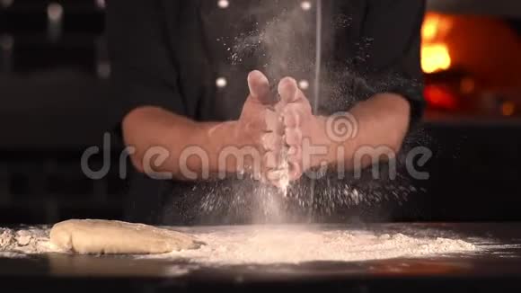 厨师用面粉把他的手洒在面团上意大利男人在餐馆做饭视频的预览图