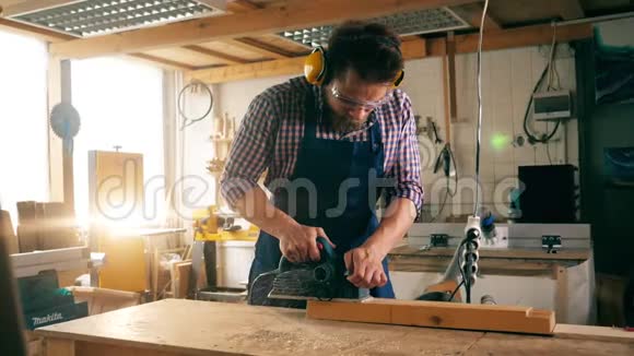 一块木头正在慢慢地被工匠锯掉视频的预览图