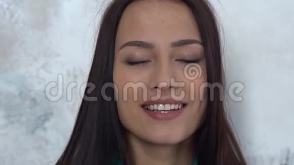 年轻女子独自一人被隔离在白色的脸上特写的微笑牙齿视频的预览图