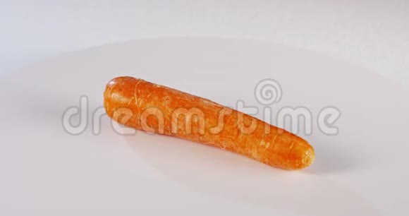 胡萝卜在白色背景上旋转视频的预览图