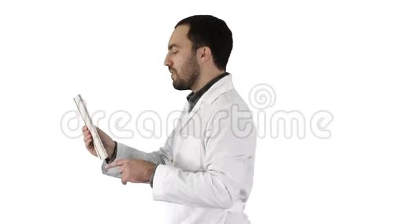 年轻医生在白色背景的平板上视频聊天视频的预览图