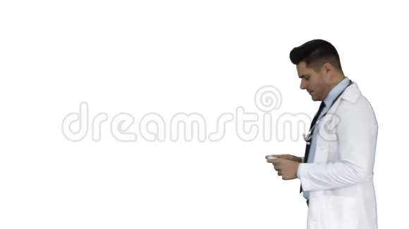 医生在镜头前对着白色背景展示新药视频的预览图