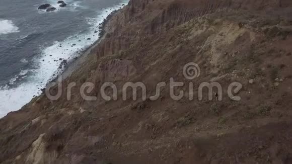 山山羊正在地中海海岸附近的悬崖上行走视频的预览图