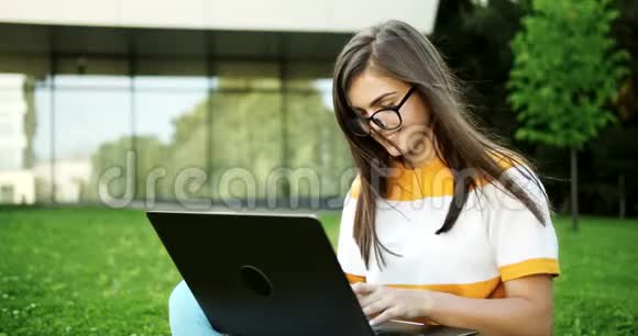 有笔记本电脑的女人在户外工作视频的预览图