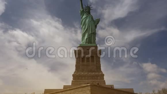 纽约自由女神像有云和效果超高清4k视频的预览图