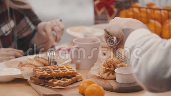 一对夫妇在咖啡馆的餐桌上吃早餐视频的预览图