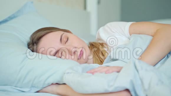 愤怒的女人试图睡觉被吵闹的坏邻居用枕头捂住耳朵愤怒的女学生生气了视频的预览图