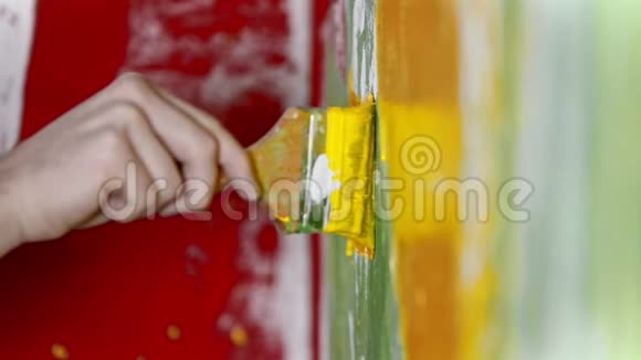 用人造刷涂黄色油漆墙面室内设计视频的预览图
