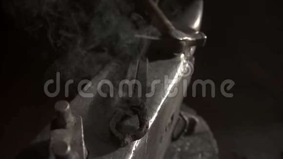 铁砧上有蒸汽蒸汽的铁匠仪器在阳光下从它们身上散发出来视频的预览图