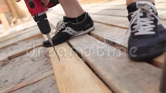 男工在沙子上安装木地板视频的预览图