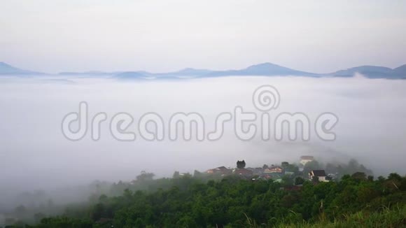 早晨高原上山坡下弥漫着雾气视频的预览图