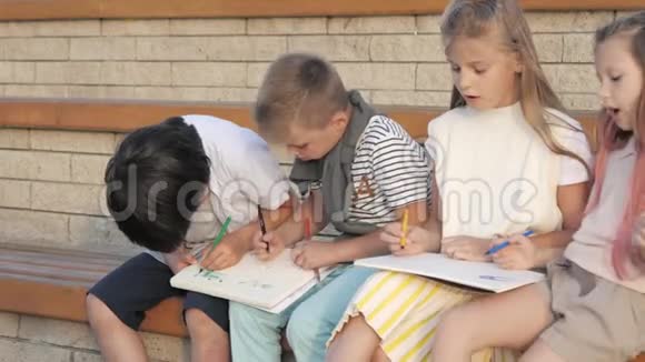 孩子们画画两个女孩想画什么视频的预览图
