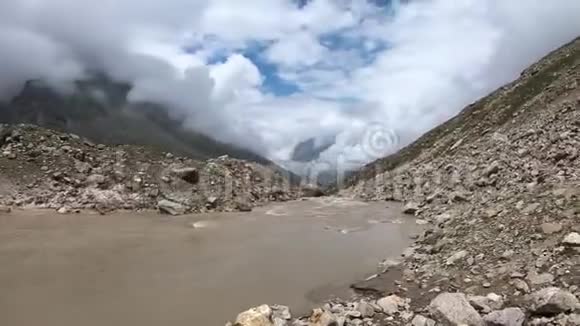 海拔较高的曼塔莱湖和喜马拉雅山的帕尔瓦提河源头视频的预览图