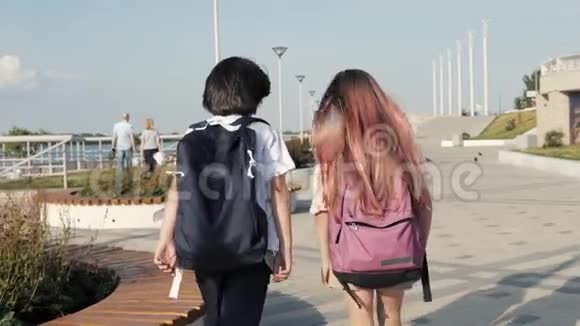 两个同学背着背包走路视频的预览图