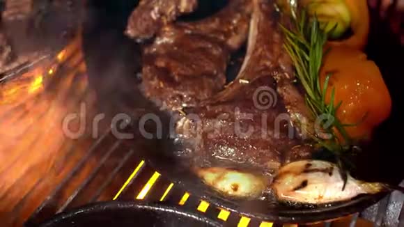 牛肉排在骨头上用自己的果汁和蔬菜在锅里平底锅骨头上有牛肉牛排和蔬菜视频的预览图