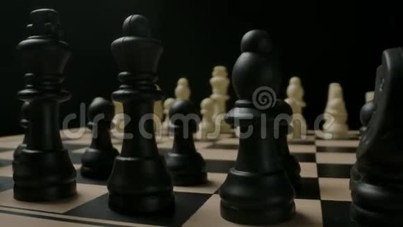 准备在黑白棋子之间战斗游戏的开始视频的预览图