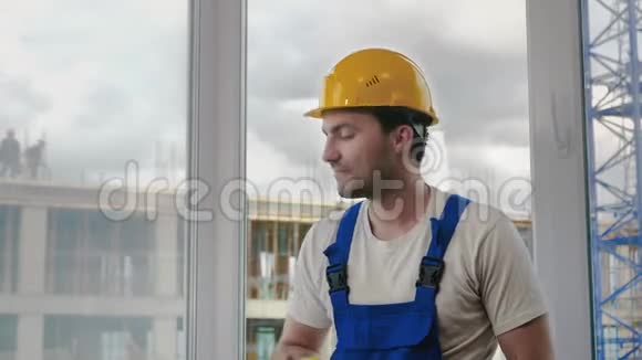 建筑工人休息吃苹果视频的预览图