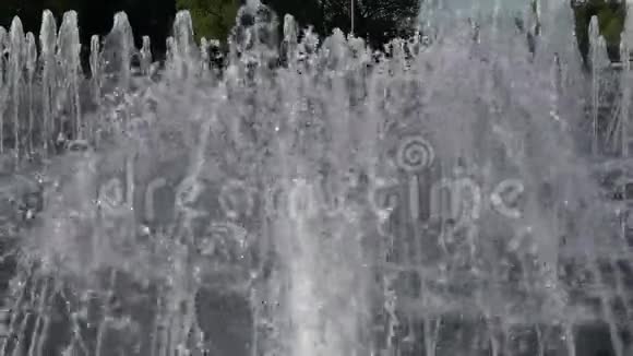 喷泉中喷水的运动慢动作从240英尺减速到24英尺视频的预览图