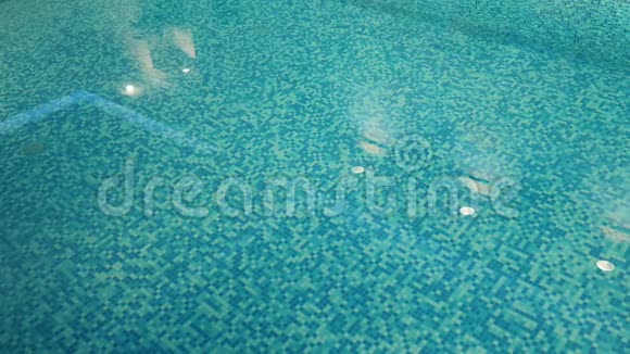 背景游泳池的蓝水视频的预览图