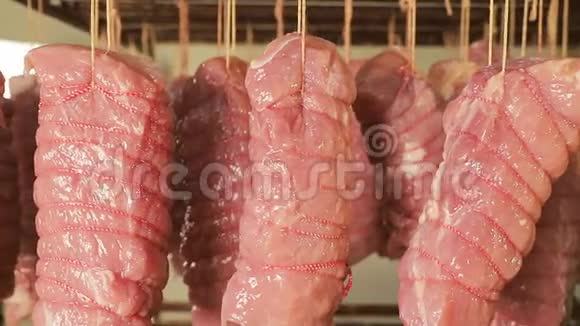 与食物线相连的生肉片用于工业烤箱烘烤视频的预览图