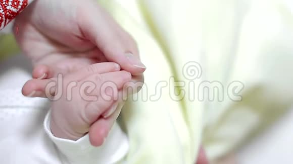 妈妈手牵着一个小孩子的手视频的预览图