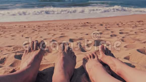 热带海滩背景下的男性和女性腿视频的预览图