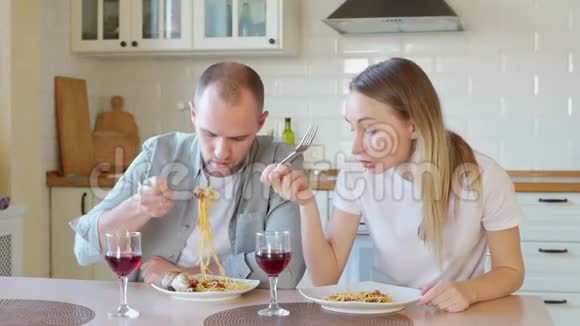 微笑年轻夫妇吃晚饭喝葡萄酒视频的预览图