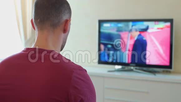失望的体育迷在电视上看比赛结果不高兴视频的预览图