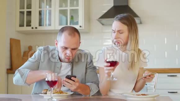一对夫妇在早餐桌上用手机视频的预览图
