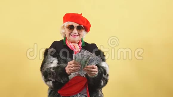 快乐的女人中了彩票庆老妇人有大工资退休养老金视频的预览图