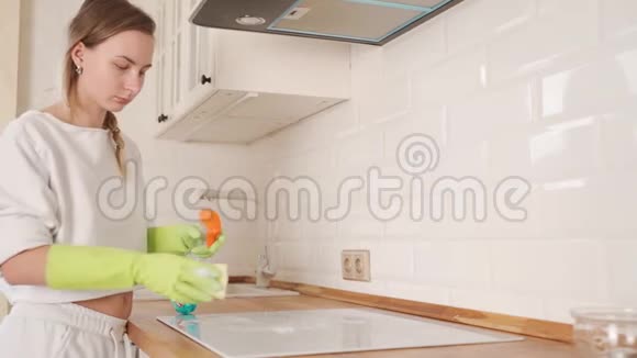 厨房用喷壶清洁卫生间视频的预览图