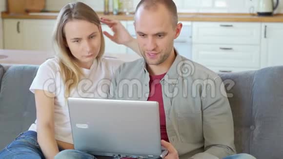 在酒廊使用笔记本电脑的家庭情侣视频的预览图