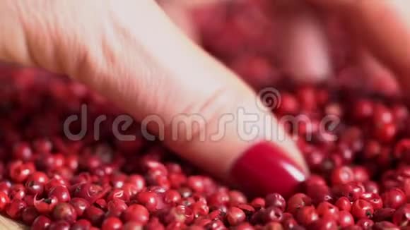 粉红胡椒放在厨房的桌子上轮换坠落喜玛拉雅胡椒浆果的极端宏观概念视频的预览图