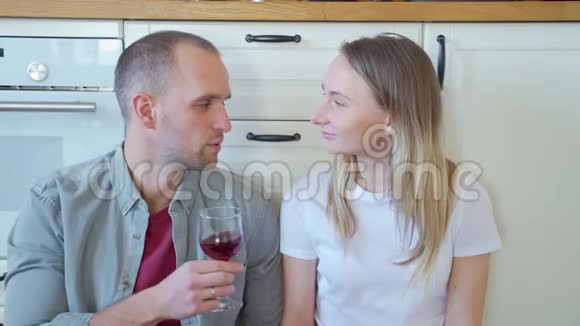 幸福的一对夫妻在厨房喝红酒时互相对视视频的预览图