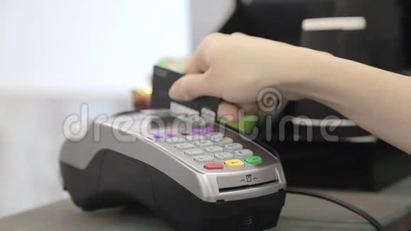 使用信用卡特写的手信用卡付款视频的预览图