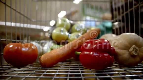 购物手推车在商店里选择物品购买蔬菜和水果视频的预览图