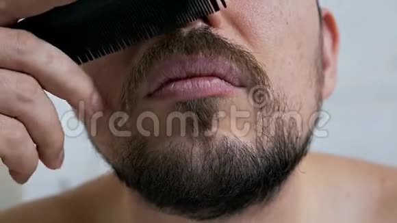 胡子男靠近一个在镜子前梳胡子的家伙视频的预览图