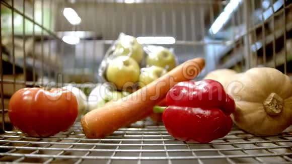 购物车在杂货店选择商品购买蔬菜和水果视频的预览图