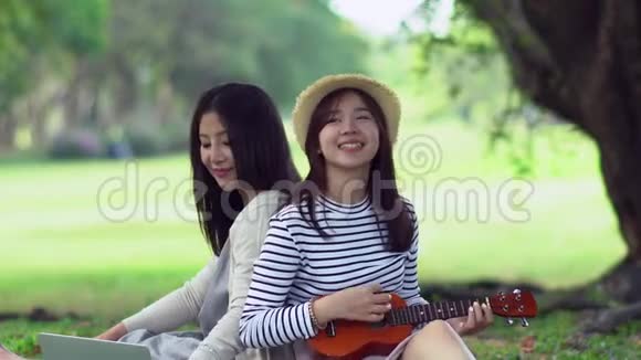 十几岁的女儿在公园里和漂亮妈妈唱一首歌视频的预览图